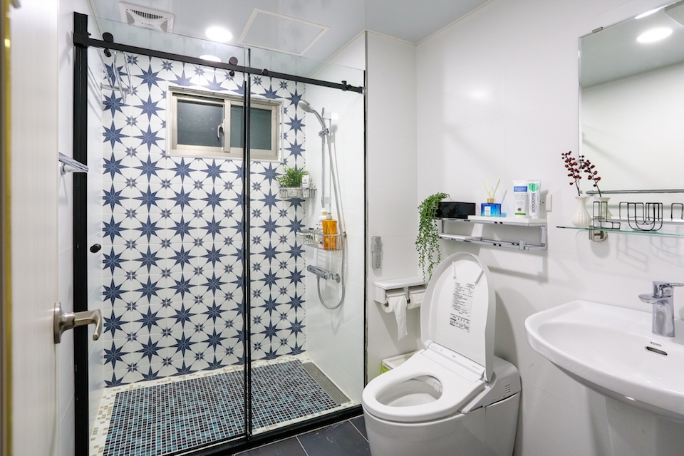 廁所、浴室裝潢該注意什麼細節？35個衛浴裝潢的實用重點整理！-長型排水孔