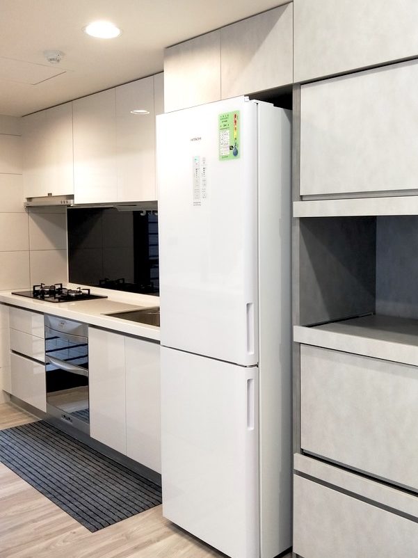 PULO的張綵軒設計師所設計的廚房一隅，巧妙在一字型廚房放入超大型冰箱，過年的菜可以全部冰進去。