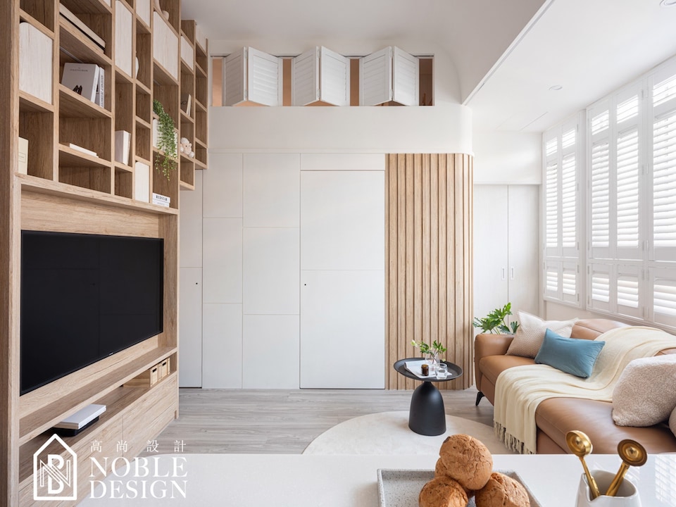 PULO平台上的劉以斯帖室內設計師的裝潢案例照片，是有大面積光線的客廳，充滿光亮的色彩，給人溫馨溫暖的感覺。
