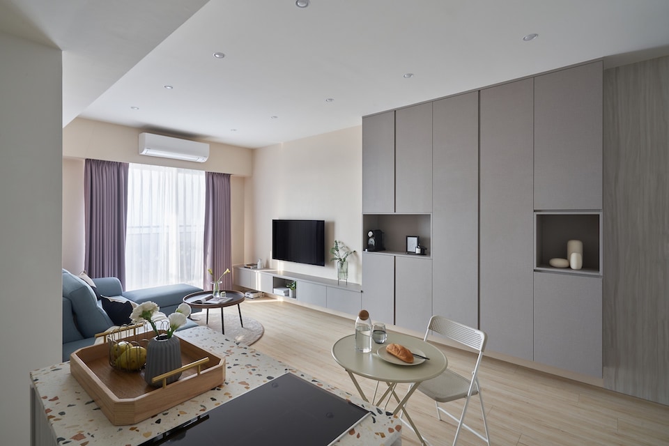 PULO平台新竹室內設計師陳志誠的裝潢作品，以溫暖配色給人安心感覺的客廳。