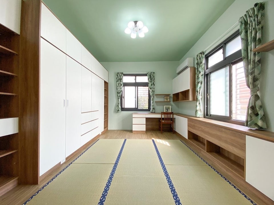 PULO平台新竹室內設計師蘇宇洋的裝潢作品，以櫃子及榻榻米地板讓整個空間溫暖起來，淺綠色系的搭配，溫暖中有一點俏皮，更有一點復古。