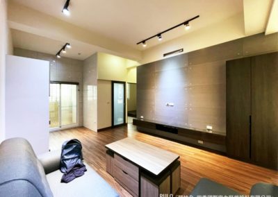 清水模電視牆奠定居家風格，高雄2房輕裝修案例開箱 - PULO裝潢平台